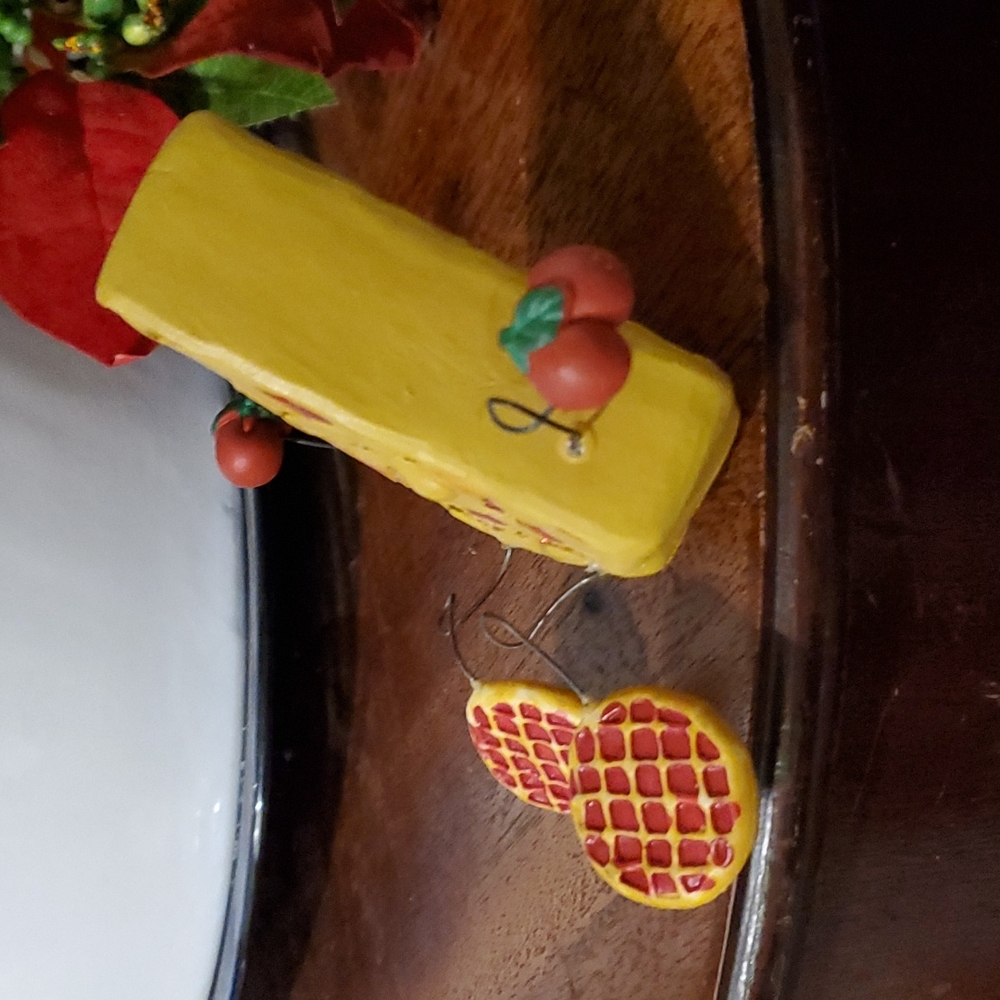 Piece of Pie Shelf Sitter - Picture 2 of 5